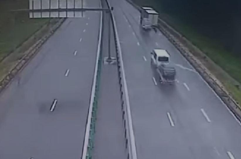 Accident grav pe autostrada A1, lângă Arad. Două microbuze s-au lovit. Momentul a fost surprins de camerele video. Sunt peste 10 răniţi 972846