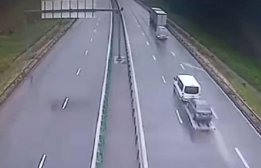 Accident grav pe autostrada A1, lângă Arad. Două microbuze s-au lovit. Momentul a fost surprins de camerele video. Sunt peste 10 răniţi 972847