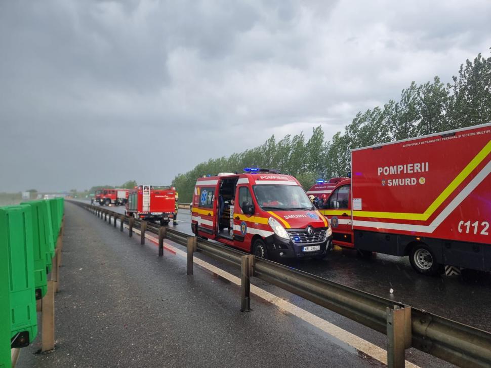 Accident grav pe autostrada A1, lângă Arad. Două microbuze s-au lovit. Momentul a fost surprins de camerele video. Sunt peste 10 răniţi 972854