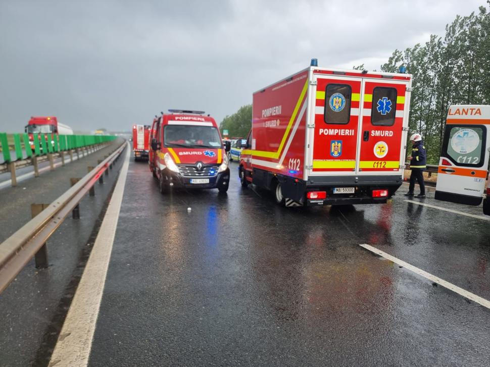 Accident grav pe autostrada A1, lângă Arad. Două microbuze s-au lovit. Momentul a fost surprins de camerele video. Sunt peste 10 răniţi 972855