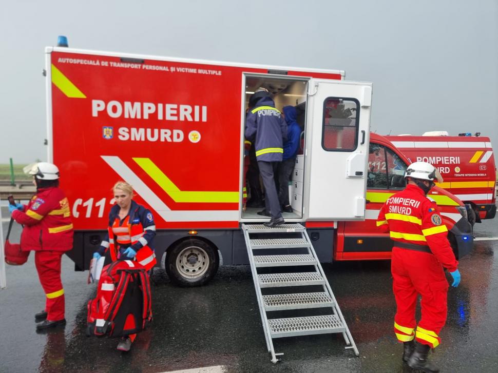 Accident grav pe autostrada A1, lângă Arad. Două microbuze s-au lovit. Momentul a fost surprins de camerele video. Sunt peste 10 răniţi 972857