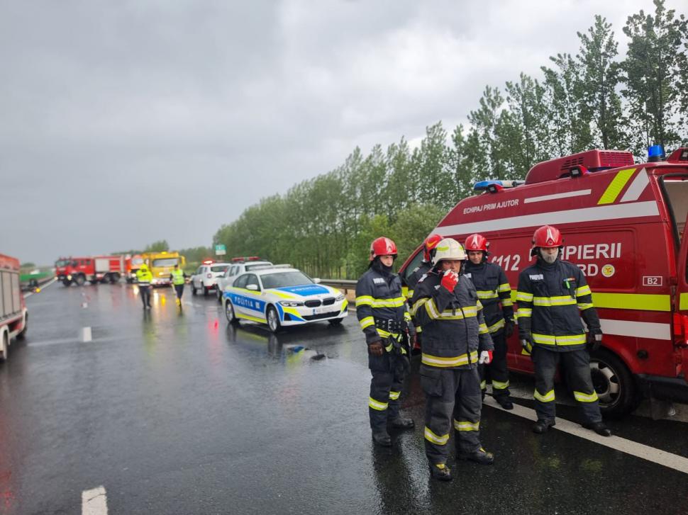 Accident grav pe autostrada A1, lângă Arad. Două microbuze s-au lovit. Momentul a fost surprins de camerele video. Sunt peste 10 răniţi 972859