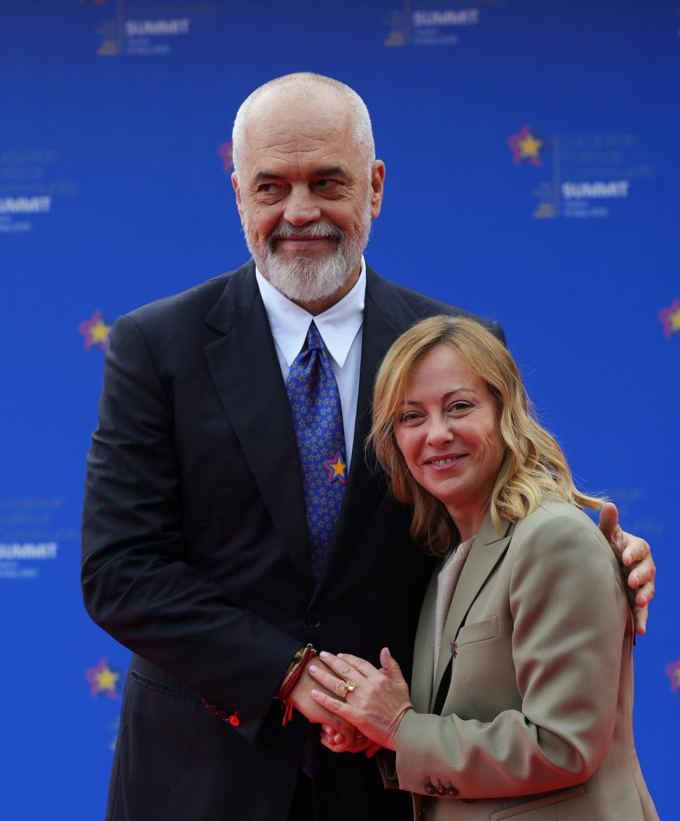 Premierul Albaniei a îngenuncheat în faţa Giorgiei Meloni, scena a fost filmată la Summitul CPE. Cum i s-a adresat lui Emmanuel Macron 973204