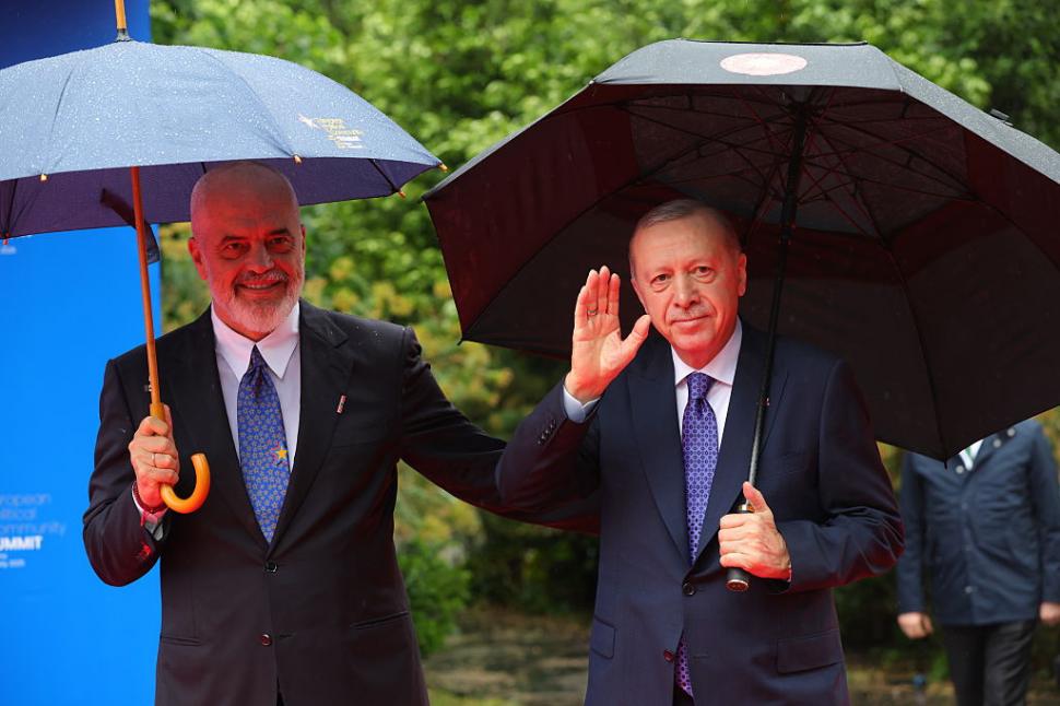 Premierul Albaniei a îngenuncheat în faţa Giorgiei Meloni, scena a fost filmată la Summitul CPE. Cum i s-a adresat lui Emmanuel Macron 973205