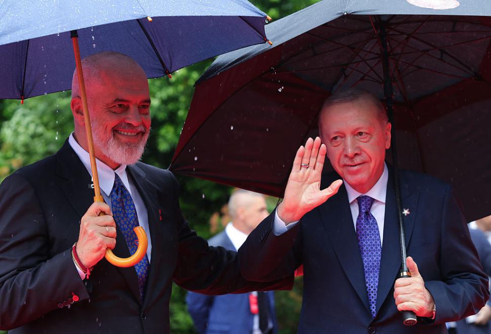 Premierul Albaniei a îngenuncheat în faţa Giorgiei Meloni, scena a fost filmată la Summitul CPE. Cum i s-a adresat lui Emmanuel Macron 973206