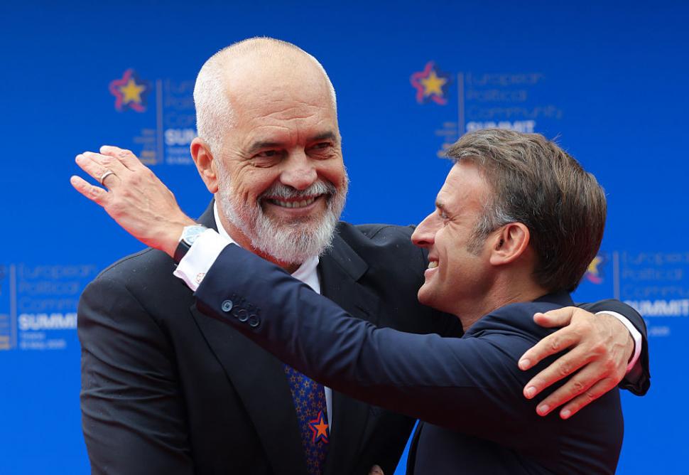 Premierul Albaniei a îngenuncheat în faţa Giorgiei Meloni, scena a fost filmată la Summitul CPE. Cum i s-a adresat lui Emmanuel Macron 973207