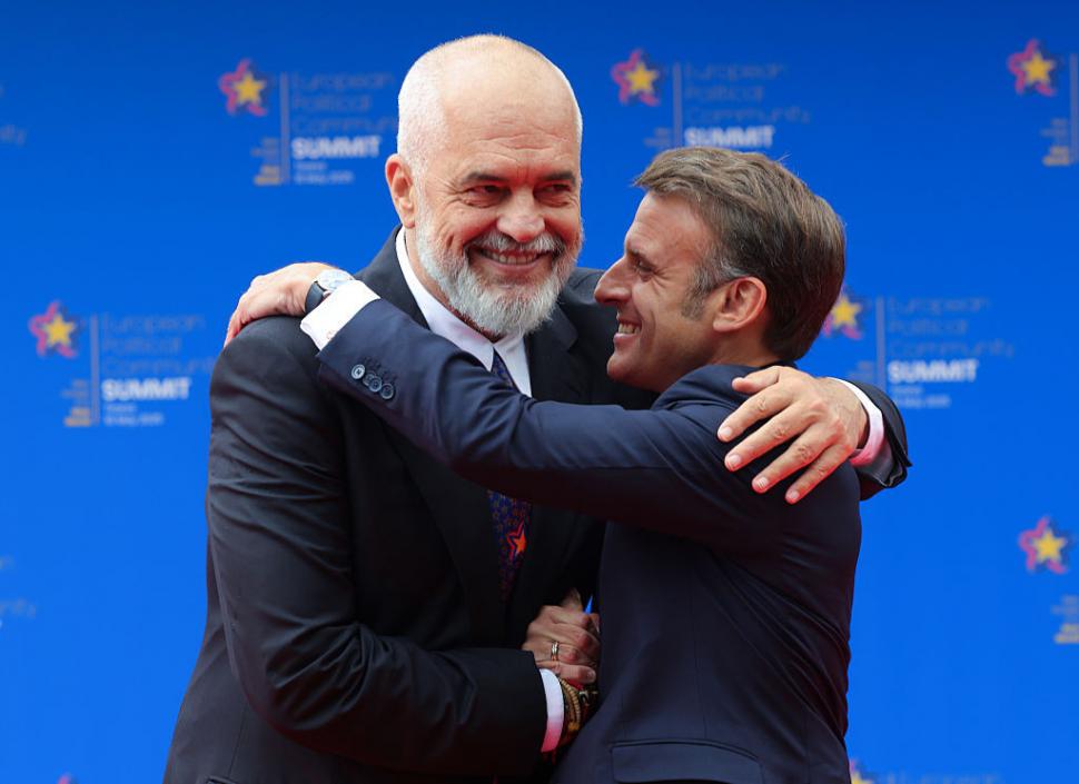 Premierul Albaniei a îngenuncheat în faţa Giorgiei Meloni, scena a fost filmată la Summitul CPE. Cum i s-a adresat lui Emmanuel Macron 973208