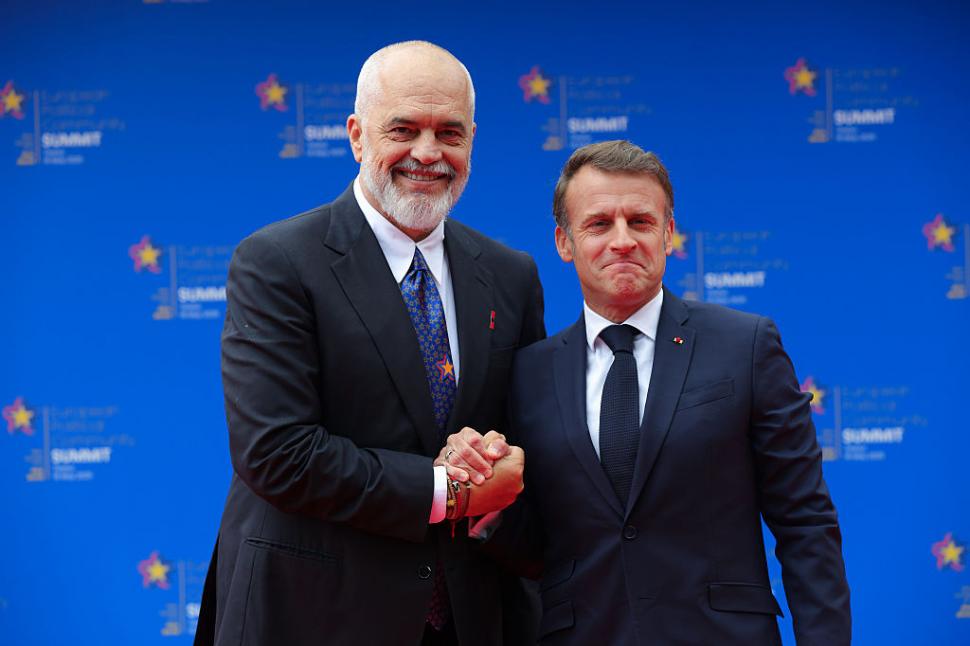 Premierul Albaniei a îngenuncheat în faţa Giorgiei Meloni, scena a fost filmată la Summitul CPE. Cum i s-a adresat lui Emmanuel Macron 973209