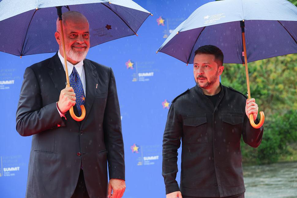 Premierul Albaniei a îngenuncheat în faţa Giorgiei Meloni, scena a fost filmată la Summitul CPE. Cum i s-a adresat lui Emmanuel Macron 973210