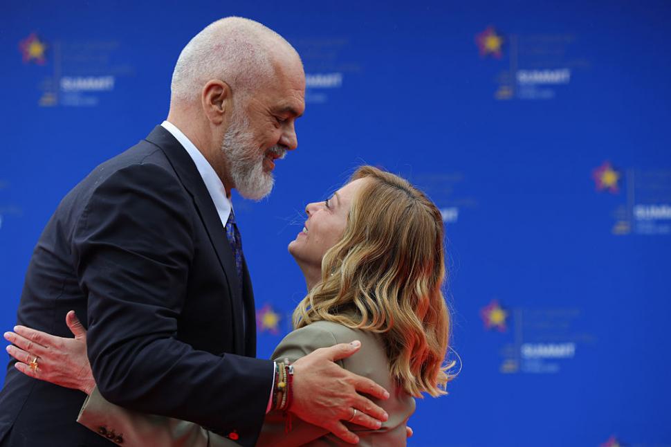 Premierul Albaniei a îngenuncheat în faţa Giorgiei Meloni, scena a fost filmată la Summitul CPE. Cum i s-a adresat lui Emmanuel Macron 973211