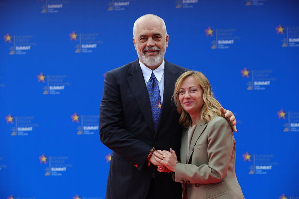 Premierul Albaniei a îngenuncheat în faţa Giorgiei Meloni, scena a fost filmată la Summitul CPE. Cum i s-a adresat lui Emmanuel Macron 973212