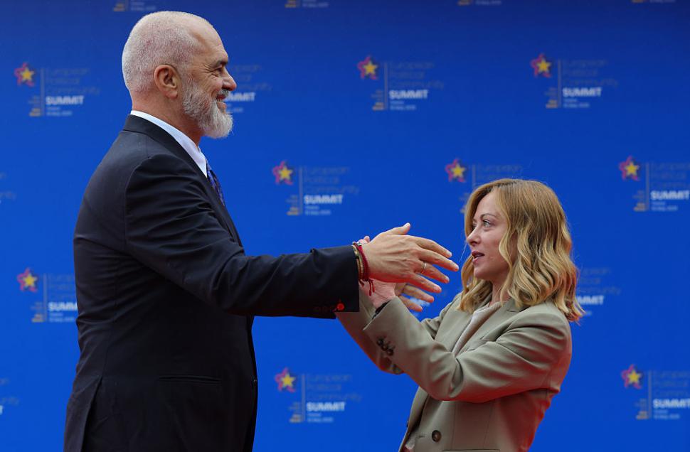 Premierul Albaniei a îngenuncheat în faţa Giorgiei Meloni, scena a fost filmată la Summitul CPE. Cum i s-a adresat lui Emmanuel Macron 973213