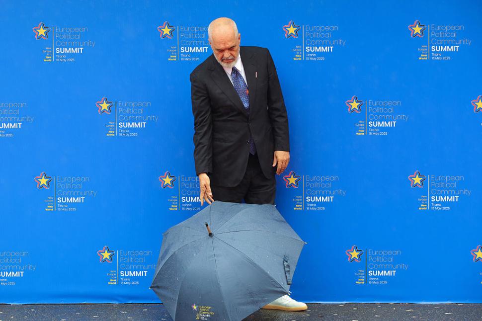 Premierul Albaniei a îngenuncheat în faţa Giorgiei Meloni, scena a fost filmată la Summitul CPE. Cum i s-a adresat lui Emmanuel Macron 973216