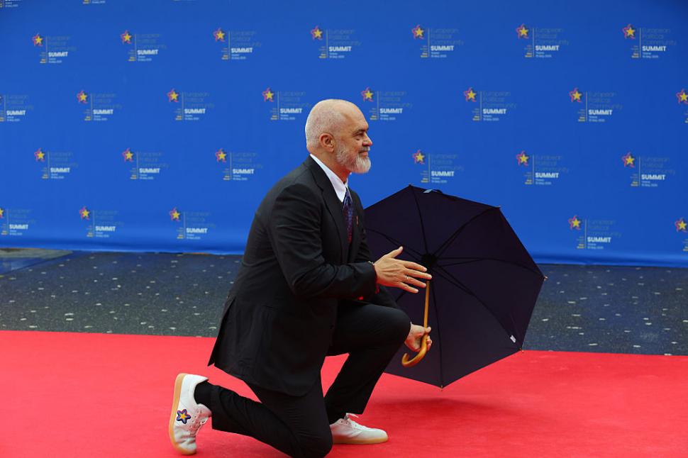 Premierul Albaniei a îngenuncheat în faţa Giorgiei Meloni, scena a fost filmată la Summitul CPE. Cum i s-a adresat lui Emmanuel Macron 973217