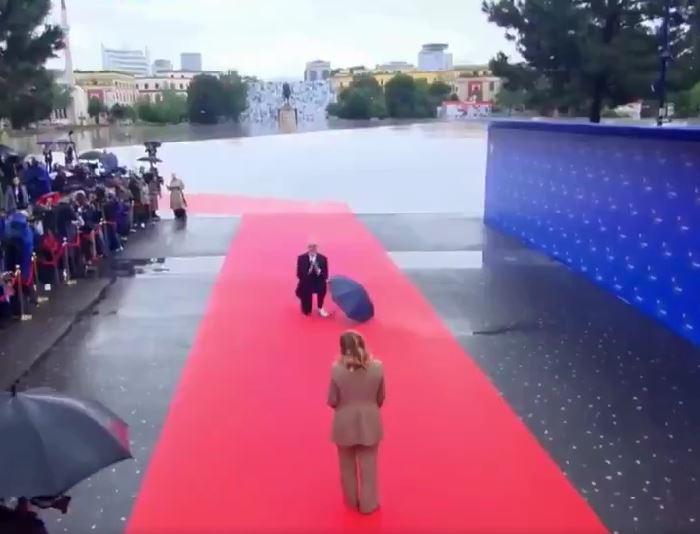 Premierul Albaniei a îngenuncheat în faţa Giorgiei Meloni, scena a fost filmată la Summitul CPE. Cum i s-a adresat lui Emmanuel Macron 973219