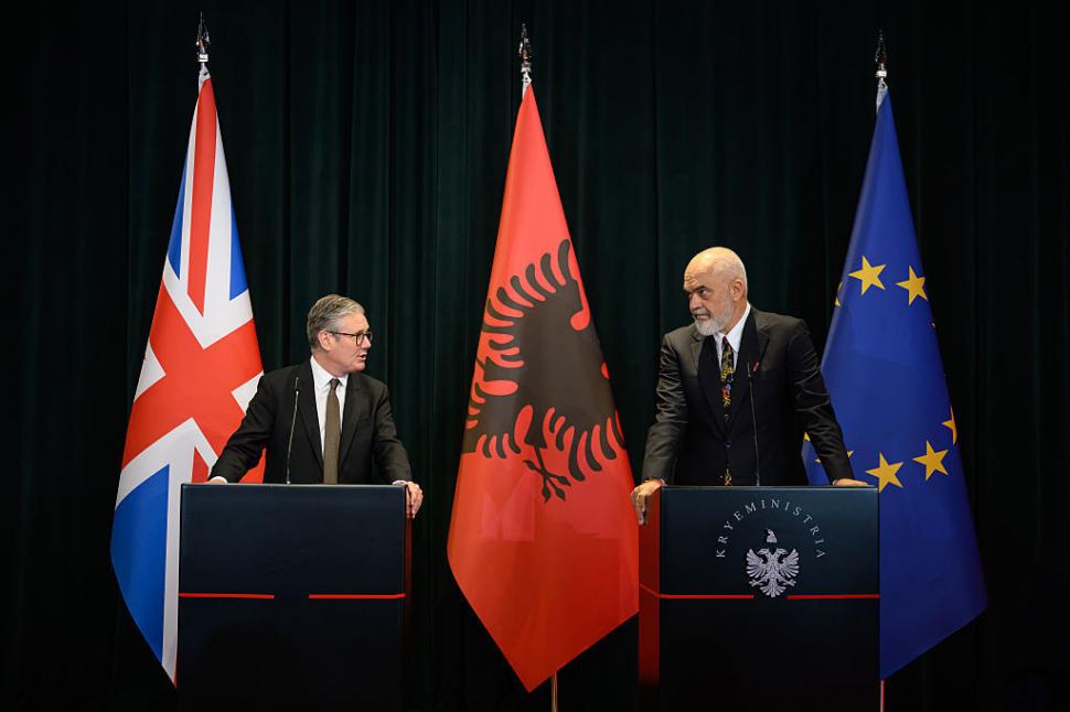 Premierul Albaniei a îngenuncheat în faţa Giorgiei Meloni, scena a fost filmată la Summitul CPE. Cum i s-a adresat lui Emmanuel Macron 973226