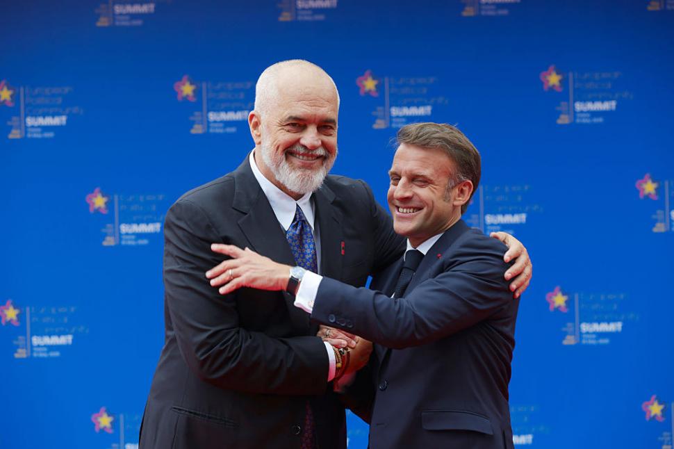 Premierul Albaniei a îngenuncheat în faţa Giorgiei Meloni, scena a fost filmată la Summitul CPE. Cum i s-a adresat lui Emmanuel Macron 973227