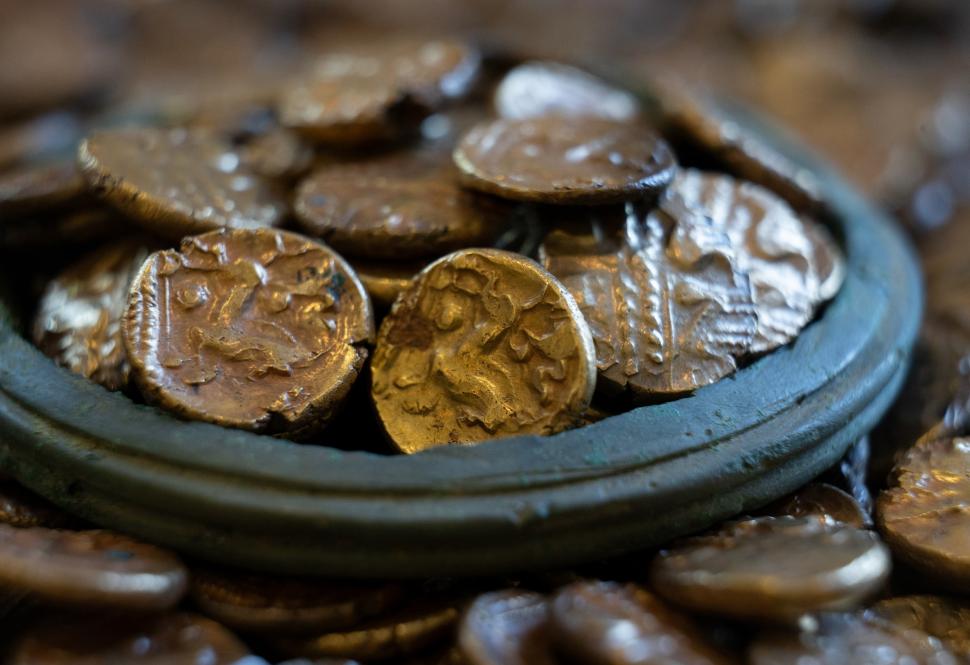 Descoperire arheologică unică: A fost găsit cel mai mare tezaur de monede de aur din Epoca Fierului din UK. Cum arată comoara 973192