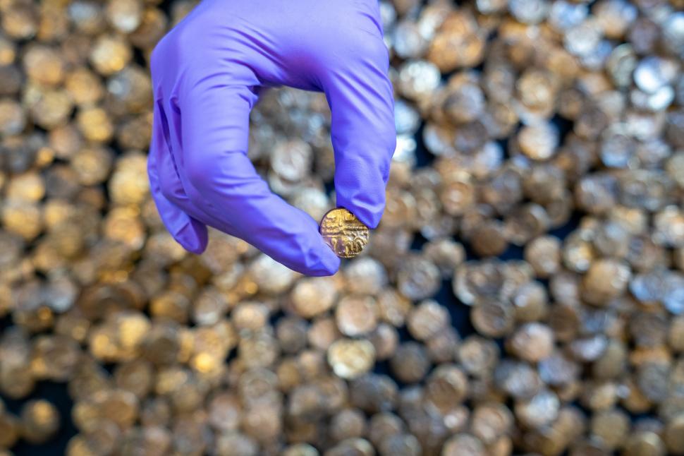 Descoperire arheologică unică: A fost găsit cel mai mare tezaur de monede de aur din Epoca Fierului din UK. Cum arată comoara 973193