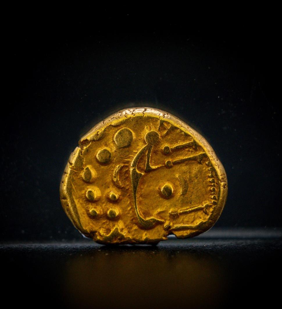 Descoperire arheologică unică: A fost găsit cel mai mare tezaur de monede de aur din Epoca Fierului din UK. Cum arată comoara 973196