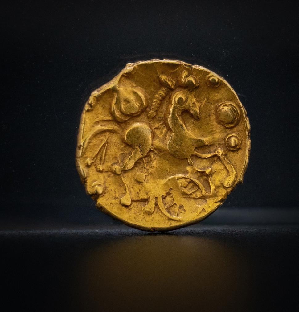 Descoperire arheologică unică: A fost găsit cel mai mare tezaur de monede de aur din Epoca Fierului din UK. Cum arată comoara 973197