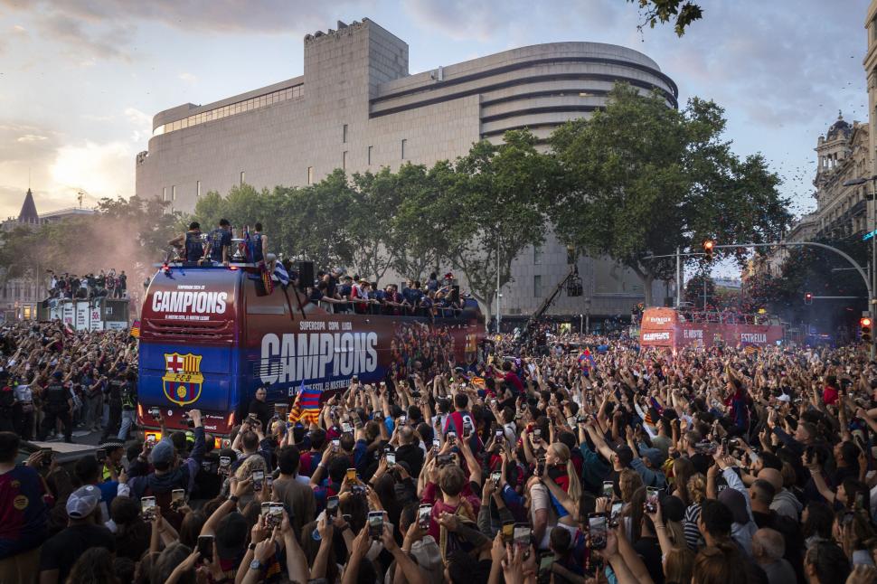 FC Barcelona a sărbătorit succesele din acest sezon pe străzile orașului catalan. Autocarul campionilor a fost înconjurat de suporteri 973262