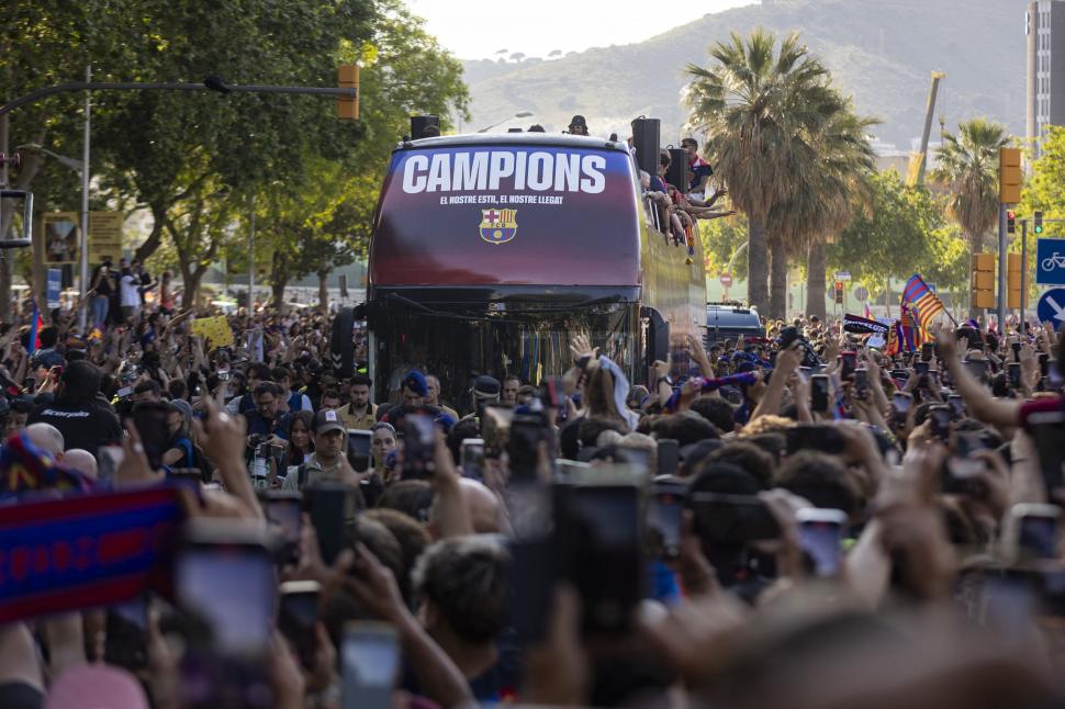 FC Barcelona a sărbătorit succesele din acest sezon pe străzile orașului catalan. Autocarul campionilor a fost înconjurat de suporteri 973263