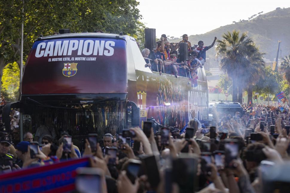 FC Barcelona a sărbătorit succesele din acest sezon pe străzile orașului catalan. Autocarul campionilor a fost înconjurat de suporteri 973264