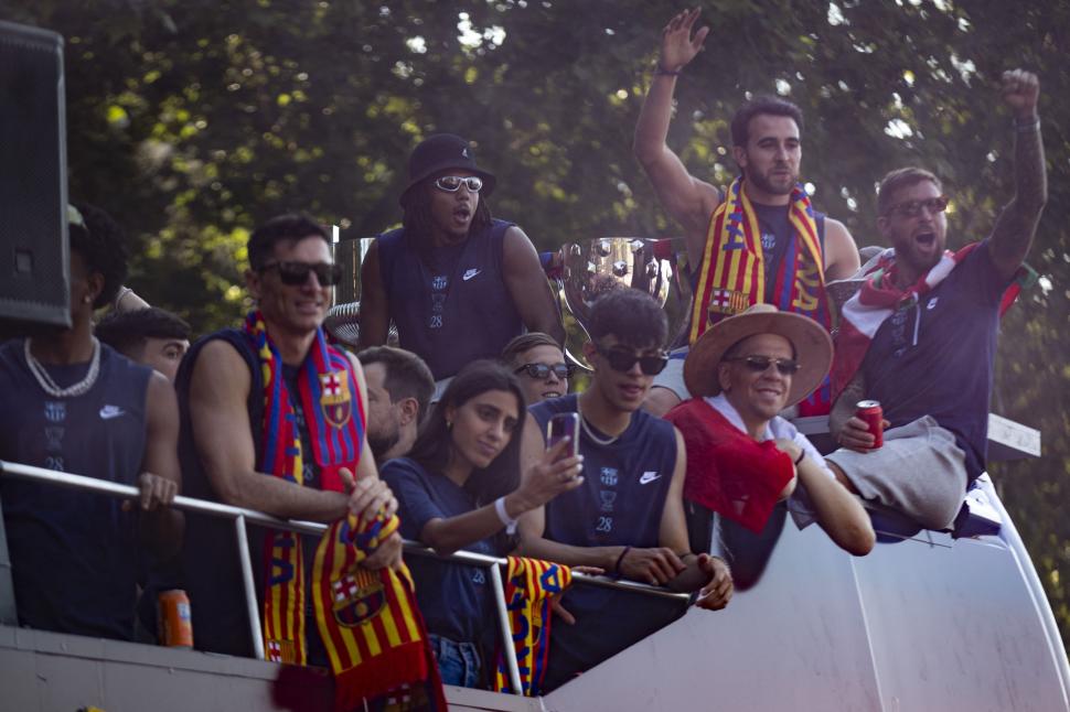 FC Barcelona a sărbătorit succesele din acest sezon pe străzile orașului catalan. Autocarul campionilor a fost înconjurat de suporteri 973265