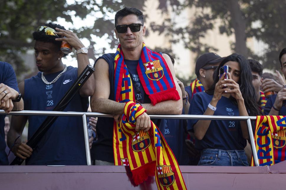 FC Barcelona a sărbătorit succesele din acest sezon pe străzile orașului catalan. Autocarul campionilor a fost înconjurat de suporteri 973266