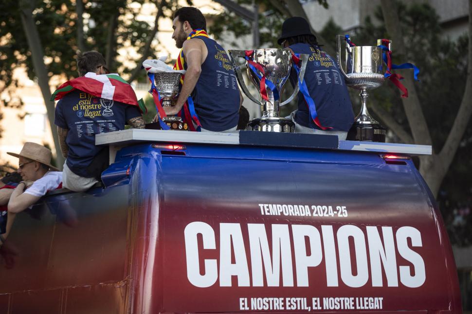FC Barcelona a sărbătorit succesele din acest sezon pe străzile orașului catalan. Autocarul campionilor a fost înconjurat de suporteri 973267