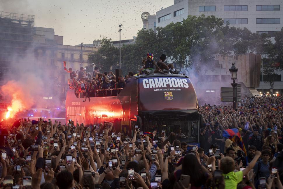 FC Barcelona a sărbătorit succesele din acest sezon pe străzile orașului catalan. Autocarul campionilor a fost înconjurat de suporteri 973268