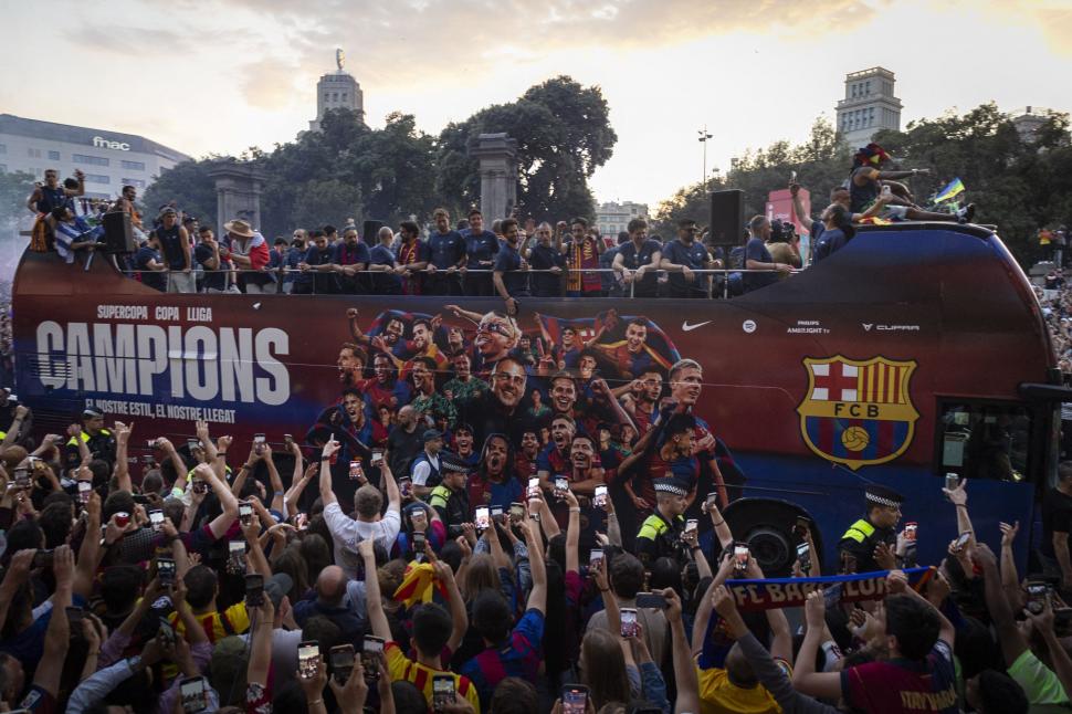 FC Barcelona a sărbătorit succesele din acest sezon pe străzile orașului catalan. Autocarul campionilor a fost înconjurat de suporteri 973269