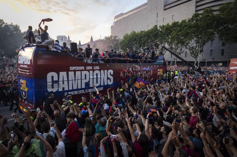 FC Barcelona a sărbătorit succesele din acest sezon pe străzile orașului catalan. Autocarul campionilor a fost înconjurat de suporteri 973270