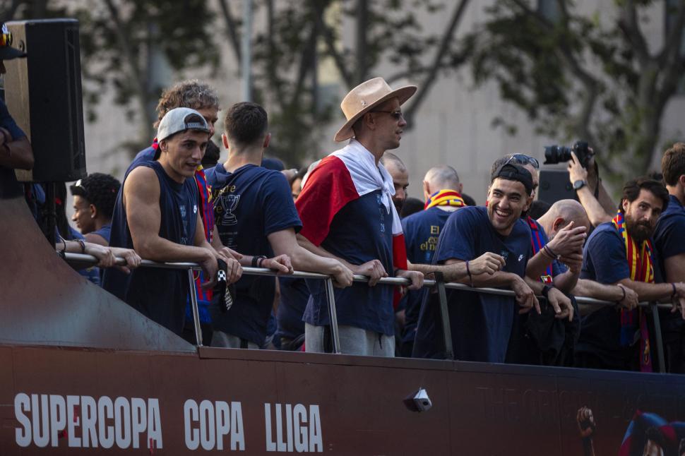 FC Barcelona a sărbătorit succesele din acest sezon pe străzile orașului catalan. Autocarul campionilor a fost înconjurat de suporteri 973271