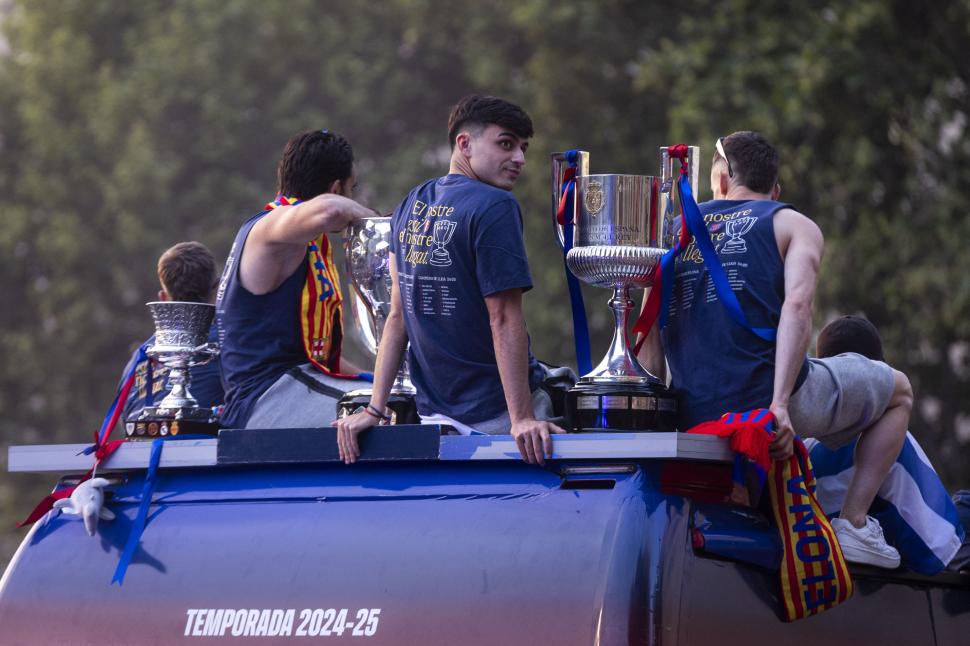 FC Barcelona a sărbătorit succesele din acest sezon pe străzile orașului catalan. Autocarul campionilor a fost înconjurat de suporteri 973272