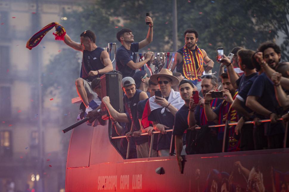 FC Barcelona a sărbătorit succesele din acest sezon pe străzile orașului catalan. Autocarul campionilor a fost înconjurat de suporteri 973273