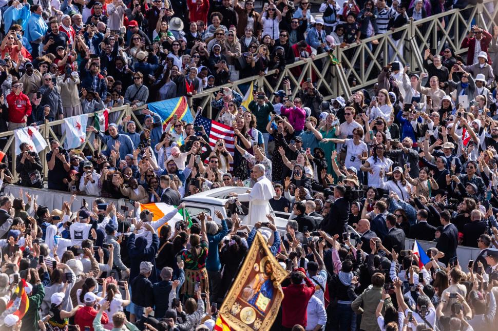 Ceremonia inaugurală a pontificatului lui Leon al XIV-lea în imagini: Zelenski i-a strâns mâna lui Vance şi a îmbrățișat-o pe Meloni 973482