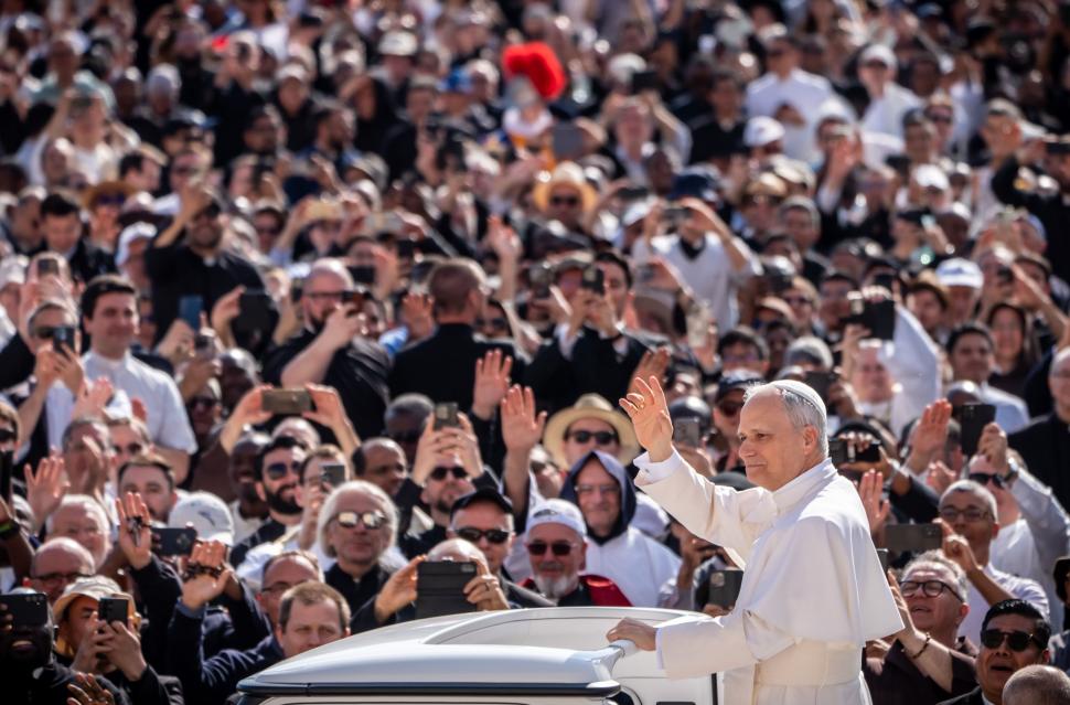 Ceremonia inaugurală a pontificatului lui Leon al XIV-lea în imagini: Zelenski i-a strâns mâna lui Vance şi a îmbrățișat-o pe Meloni 973487