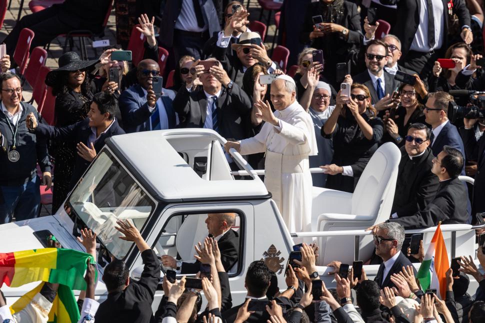 Ceremonia inaugurală a pontificatului lui Leon al XIV-lea în imagini: Zelenski i-a strâns mâna lui Vance şi a îmbrățișat-o pe Meloni 973489