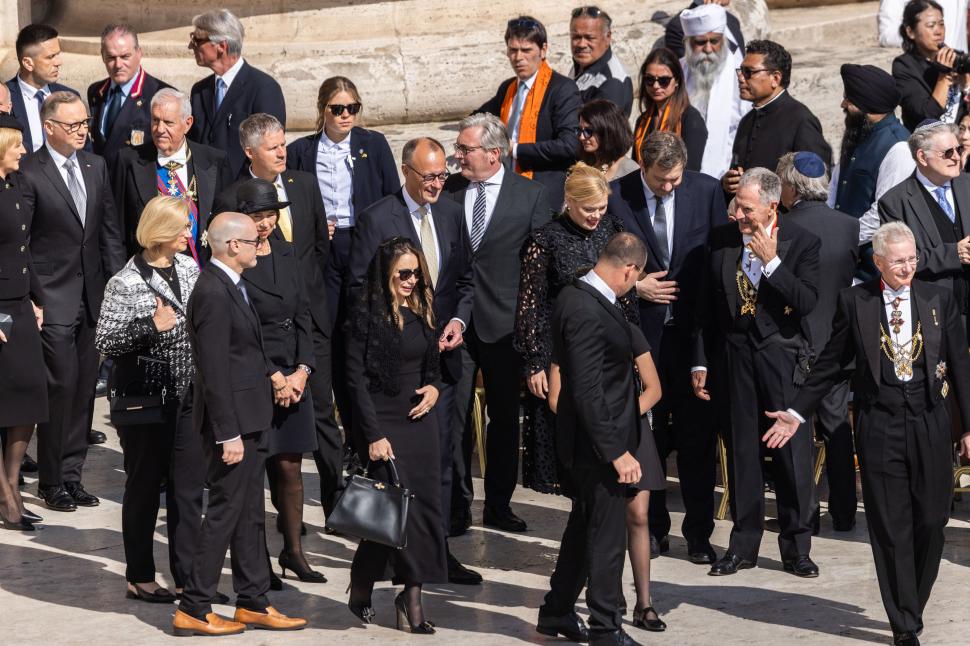 Ceremonia inaugurală a pontificatului lui Leon al XIV-lea în imagini: Zelenski i-a strâns mâna lui Vance şi a îmbrățișat-o pe Meloni 973492