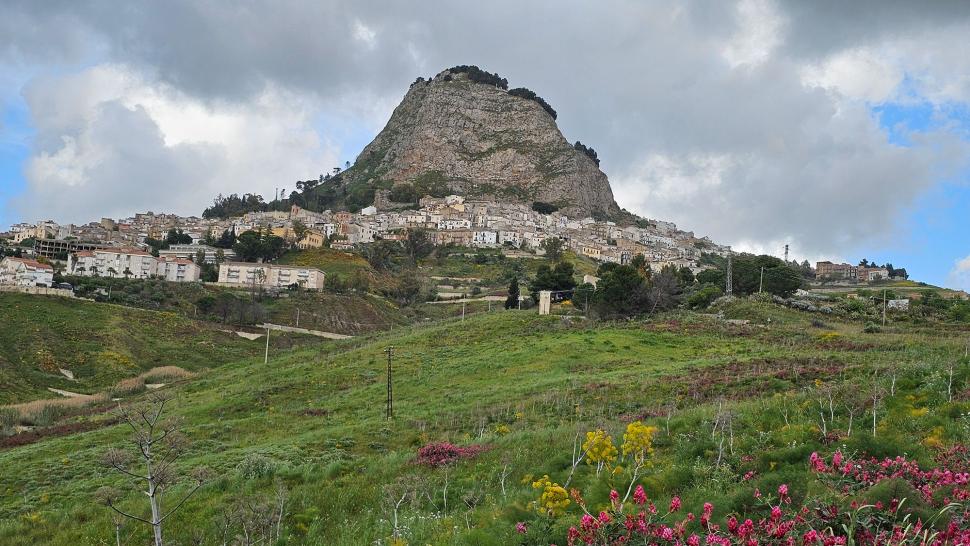 Există o mulțime de case de 1 euro ascunse în toată Sicilia. Doi frați le caută pentru cei care le doresc și totul costă foarte puțin 973578