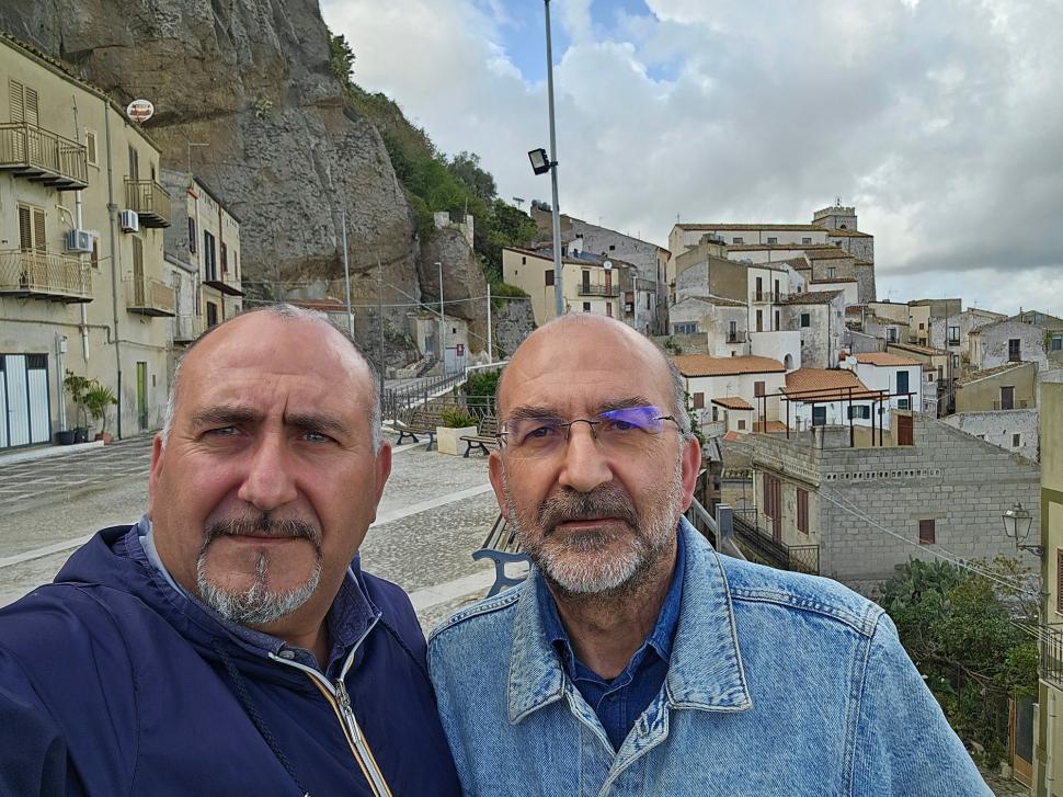 Există o mulțime de case de 1 euro ascunse în toată Sicilia. Doi frați le caută pentru cei care le doresc și totul costă foarte puțin 973579