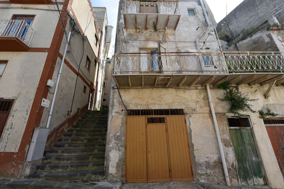 Există o mulțime de case de 1 euro ascunse în toată Sicilia. Doi frați le caută pentru cei care le doresc și totul costă foarte puțin 973580