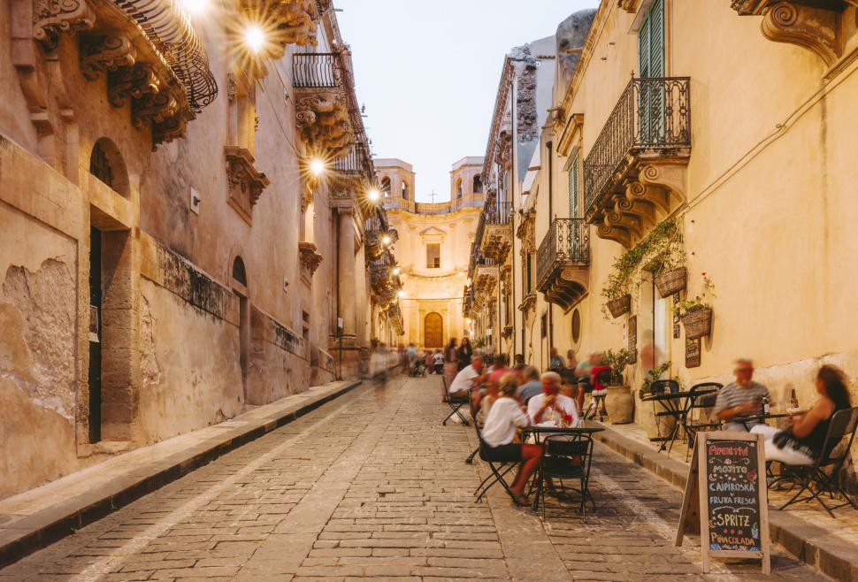 Există o mulțime de case de 1 euro ascunse în toată Sicilia. Doi frați le caută pentru cei care le doresc și totul costă foarte puțin 973588