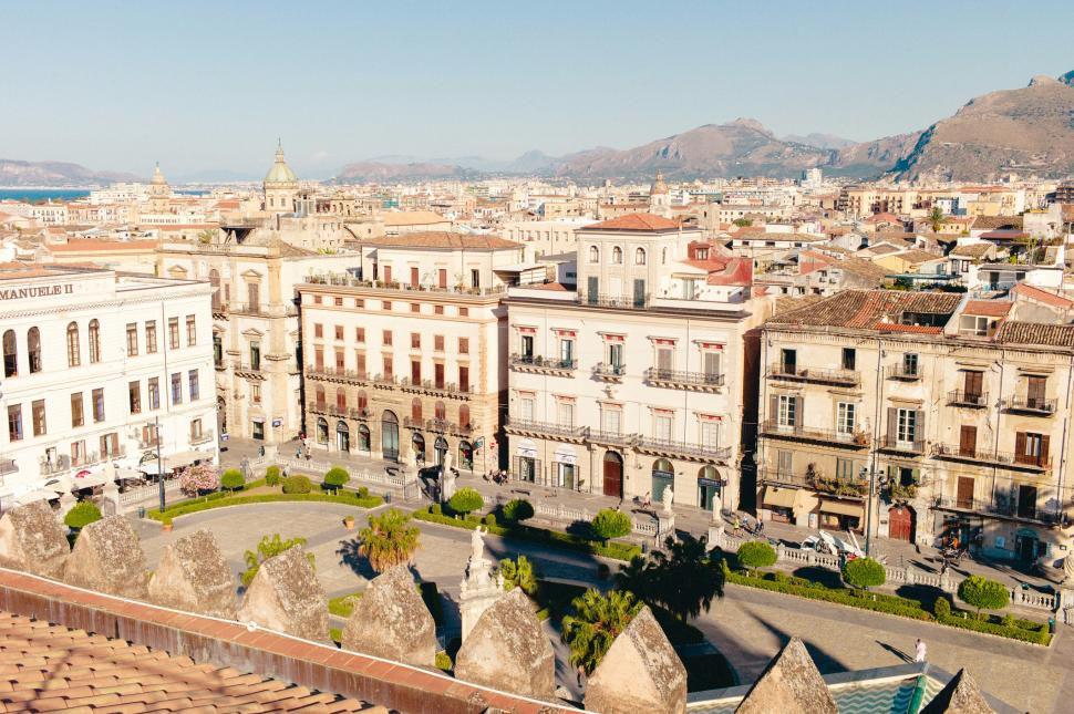 Există o mulțime de case de 1 euro ascunse în toată Sicilia. Doi frați le caută pentru cei care le doresc și totul costă foarte puțin 973589