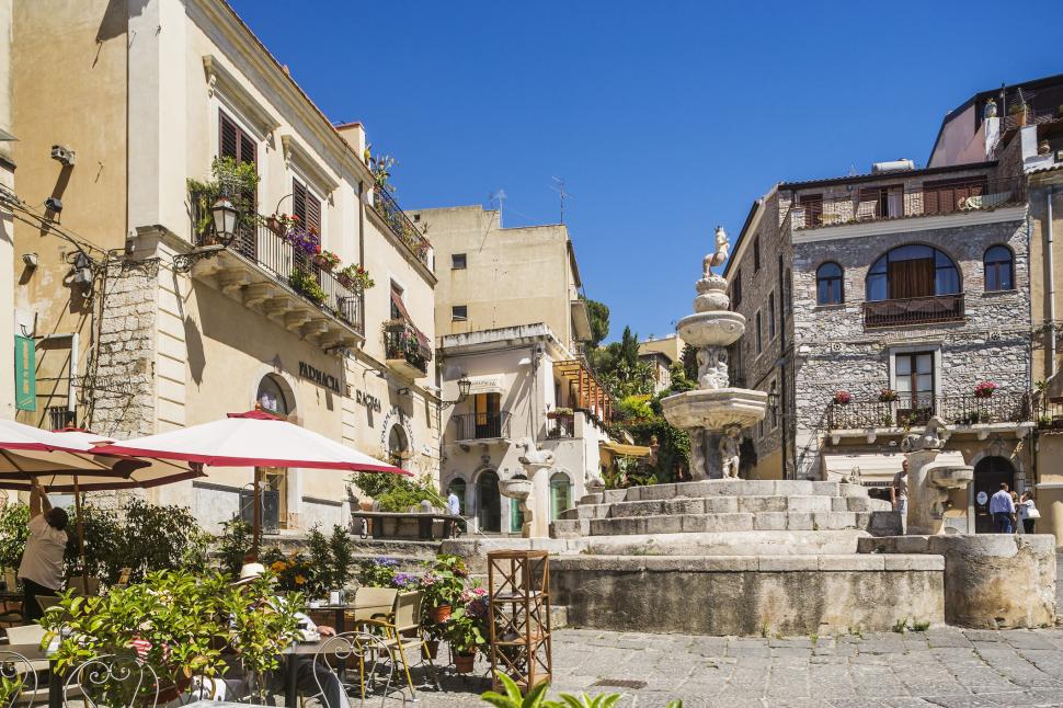 Există o mulțime de case de 1 euro ascunse în toată Sicilia. Doi frați le caută pentru cei care le doresc și totul costă foarte puțin 973591