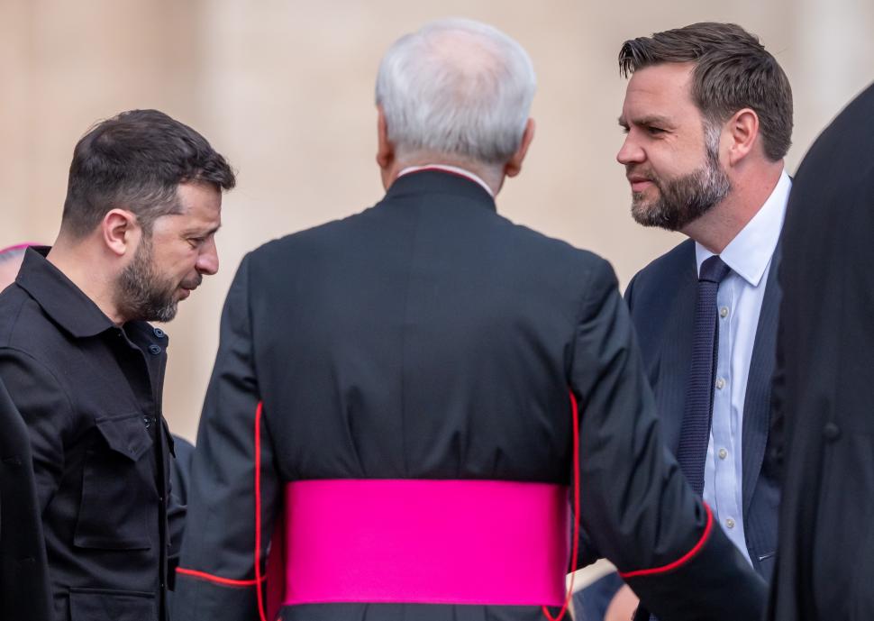 Papa Leon al XIV-lea își începe oficial pontificatul: JD Vance, Zelenski şi Ursula von der Leyen, prezenți la ceremonia de la Vatican 973498