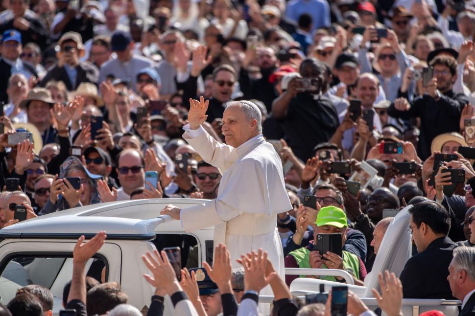 Papa Leon al XIV-lea își începe oficial pontificatul: JD Vance, Zelenski şi Ursula von der Leyen, prezenți la ceremonia de la Vatican 973501