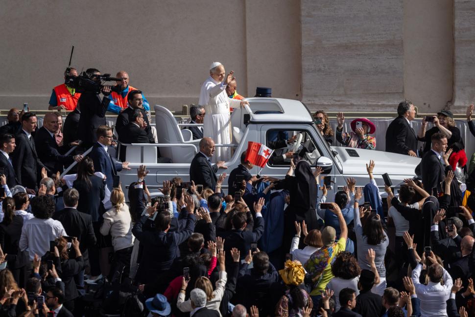 Papa Leon al XIV-lea își începe oficial pontificatul: JD Vance, Zelenski şi Ursula von der Leyen, prezenți la ceremonia de la Vatican 973503